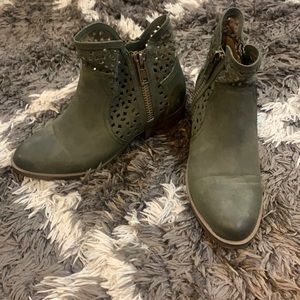not rated brand , 9.5, like army green .